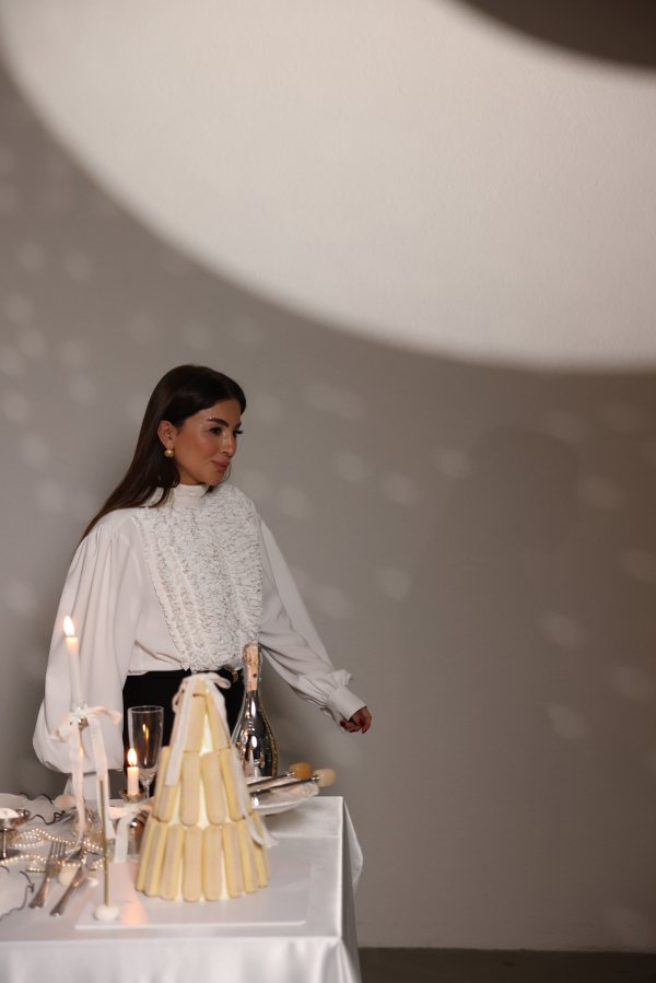 Boyundan Bağlamalı Göğüs Kısmı Fırfırlı Gömlek