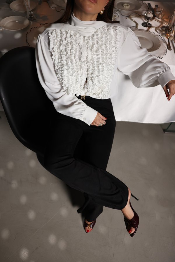 Boyundan Bağlamalı Göğüs Kısmı Fırfırlı Gömlek