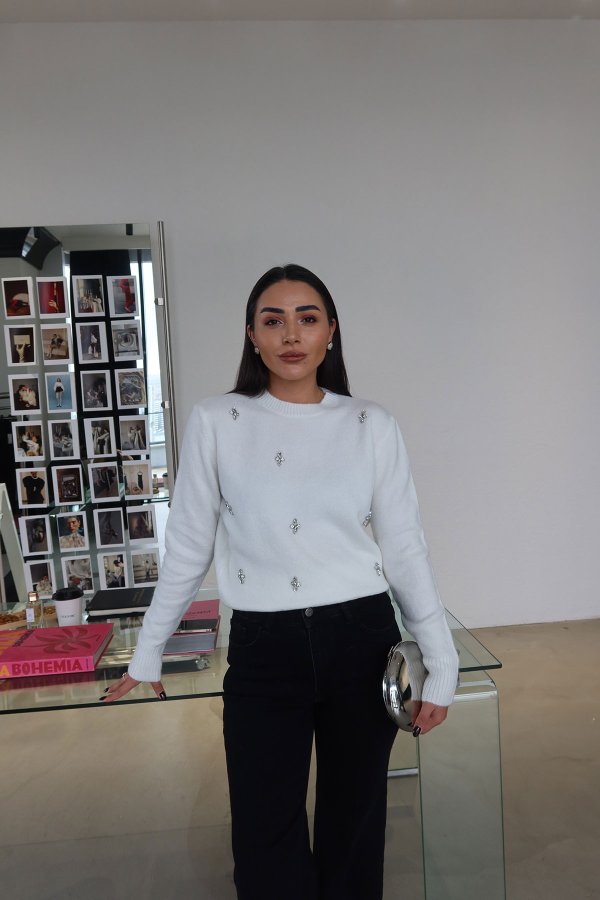 Yakası Fitilli Taşlı Yün Kazak