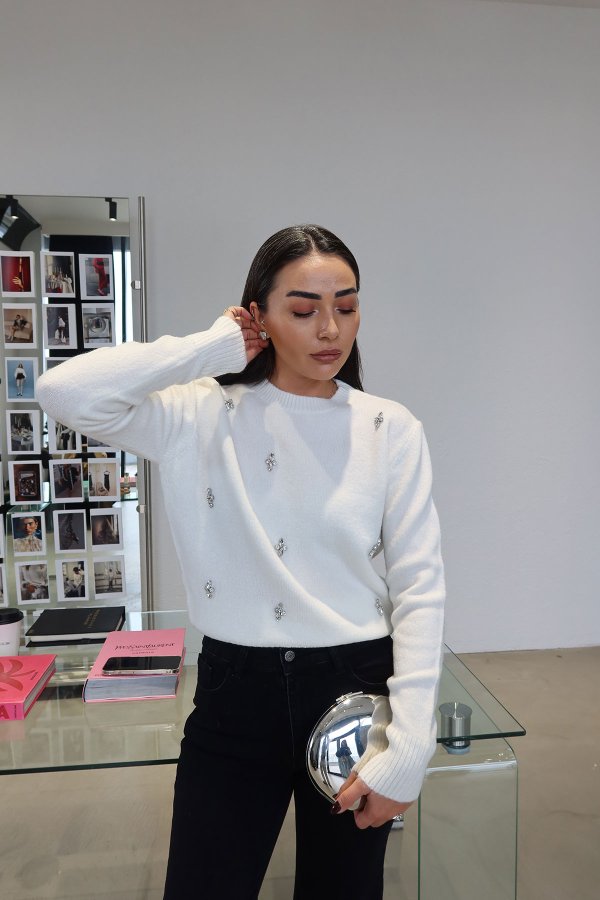 Yakası Fitilli Taşlı Yün Kazak