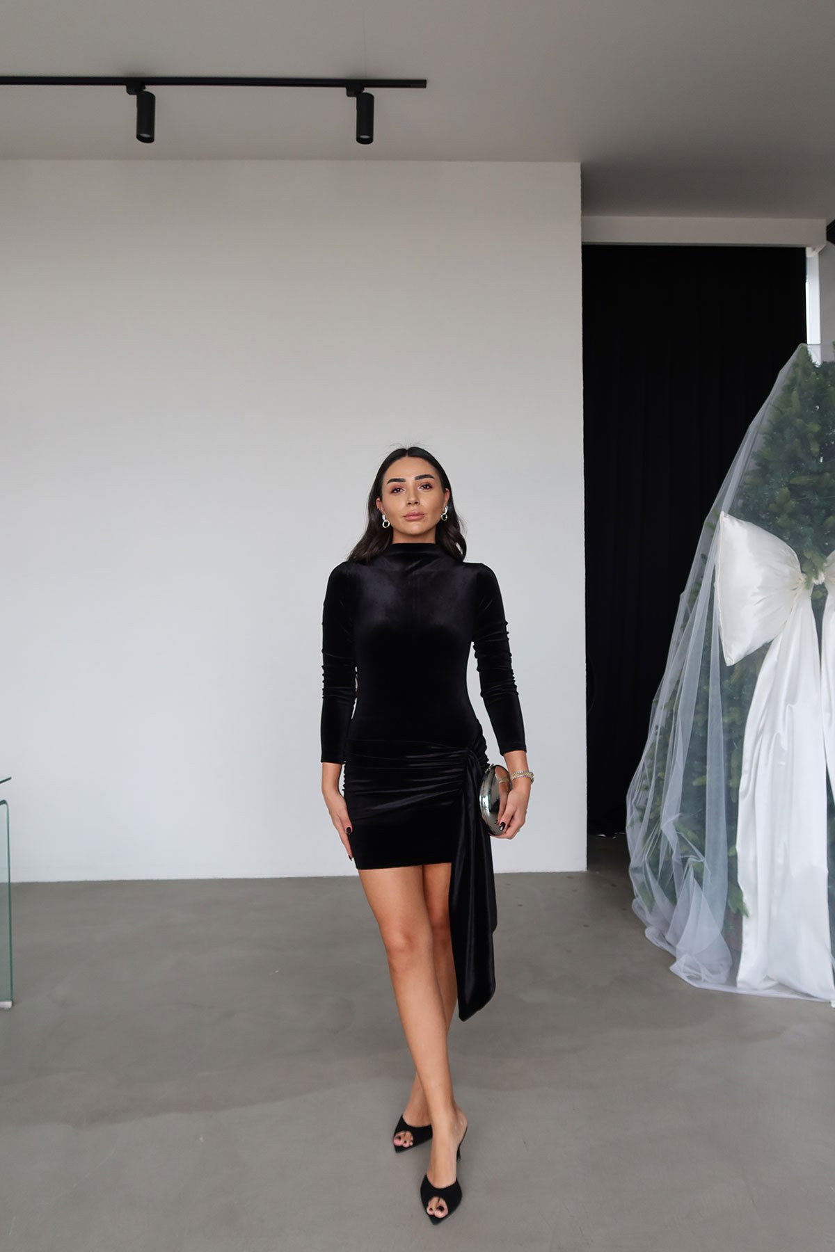 Dik Yaka Beli Kuşaklı Kadife Elbise