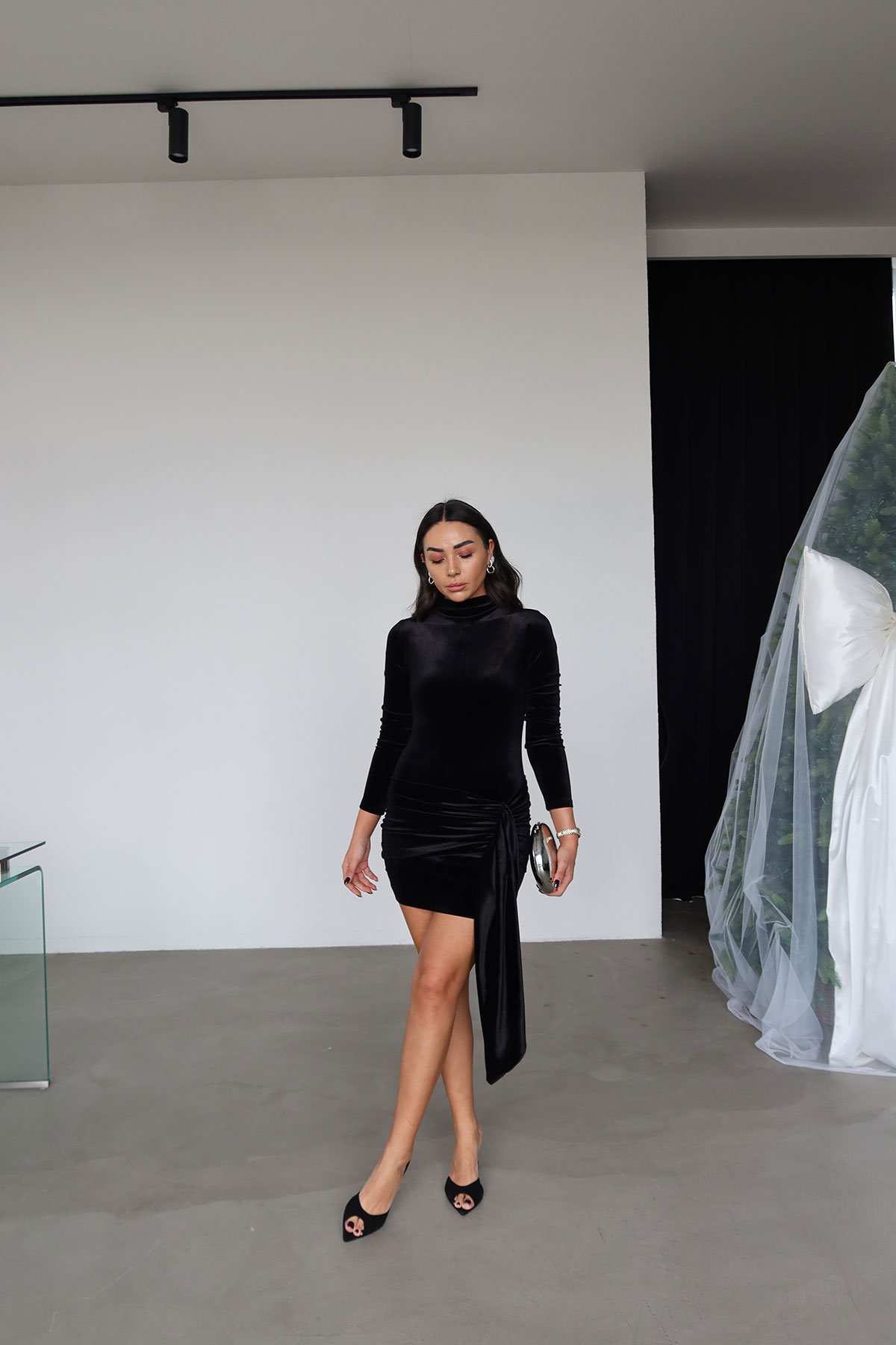 Dik Yaka Beli Kuşaklı Kadife Elbise