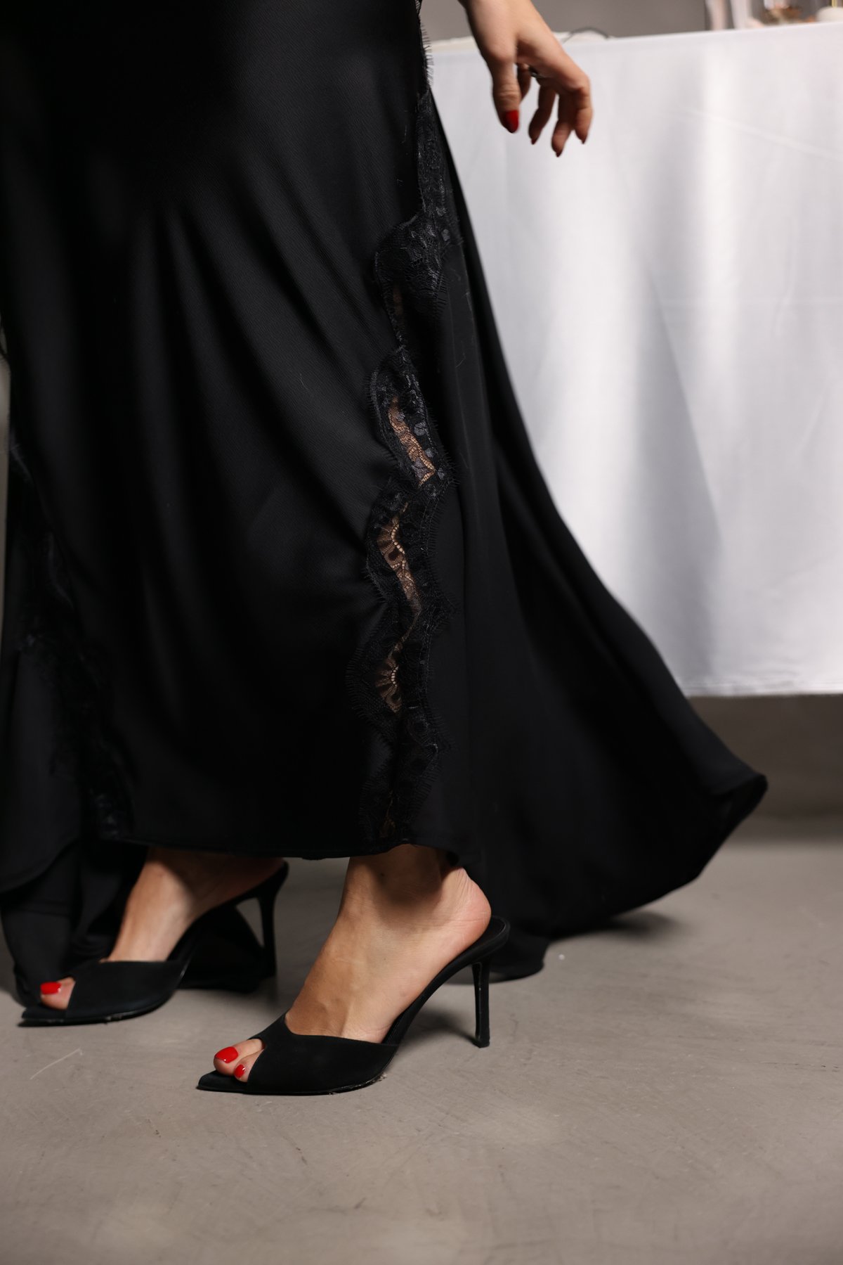 İp Askılı Dantel İşlemeli Saten Elbise