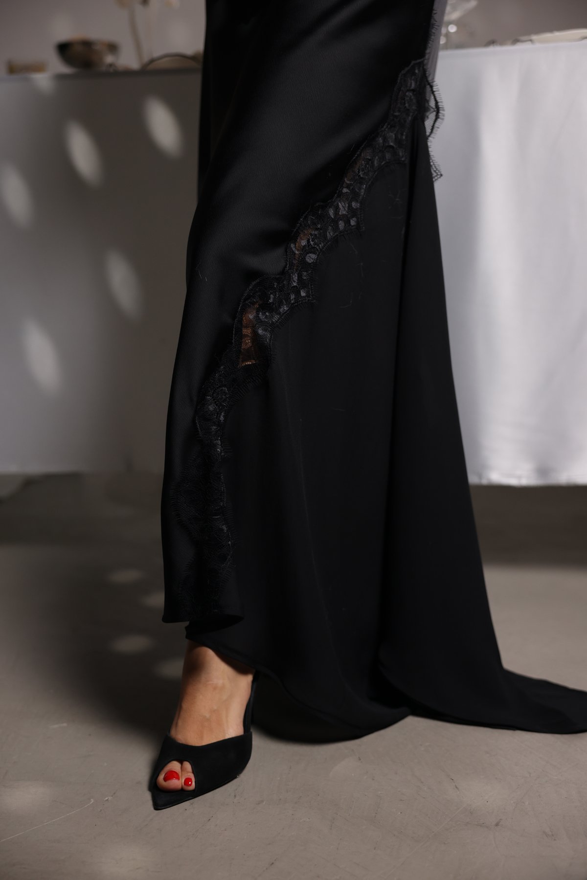 İp Askılı Dantel İşlemeli Saten Elbise