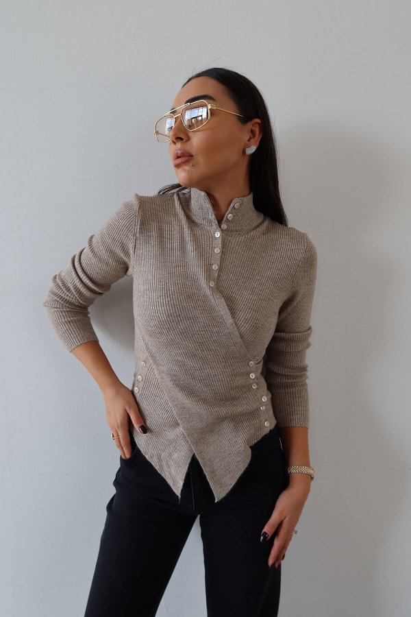 Asimetrik Kesim Dik Yaka Düğmeli Kazak