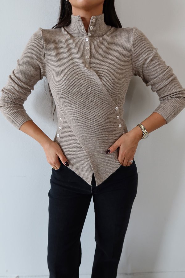 Asimetrik Kesim Dik Yaka Düğmeli Kazak