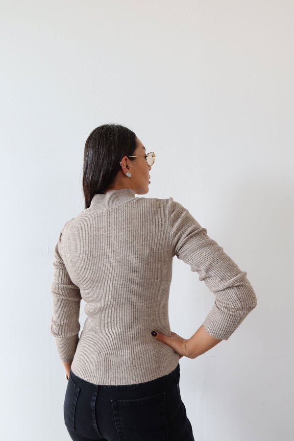 Asimetrik Kesim Dik Yaka Düğmeli Kazak