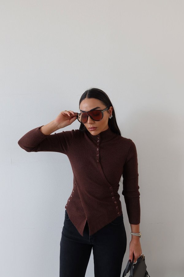 Asimetrik Kesim Dik Yaka Düğmeli Kazak