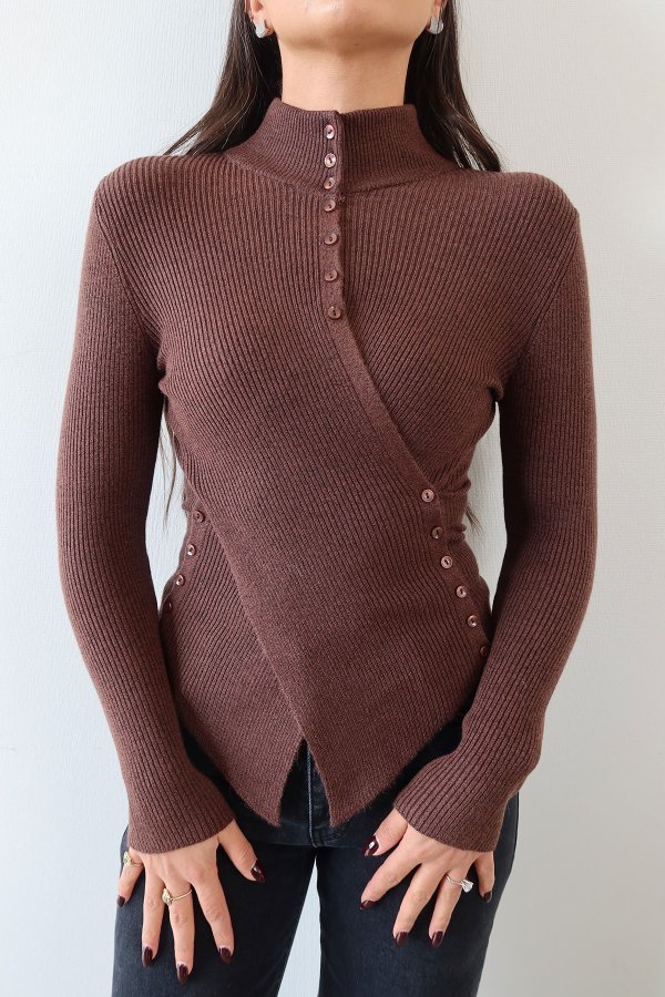 Asimetrik Kesim Dik Yaka Düğmeli Kazak