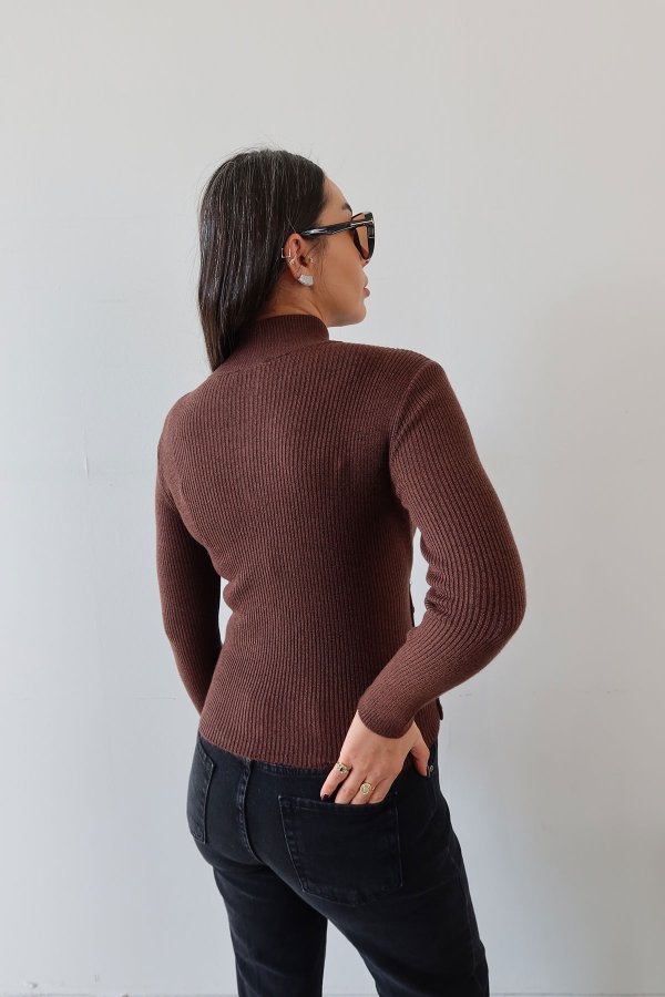 Asimetrik Kesim Dik Yaka Düğmeli Kazak