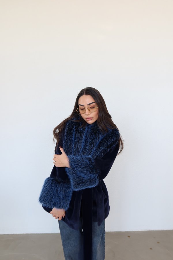 Yakası ve Kolları Kürklü Peluş Kaban