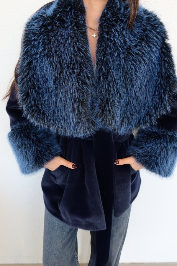 Yakası ve Kolları Kürklü Peluş Kaban