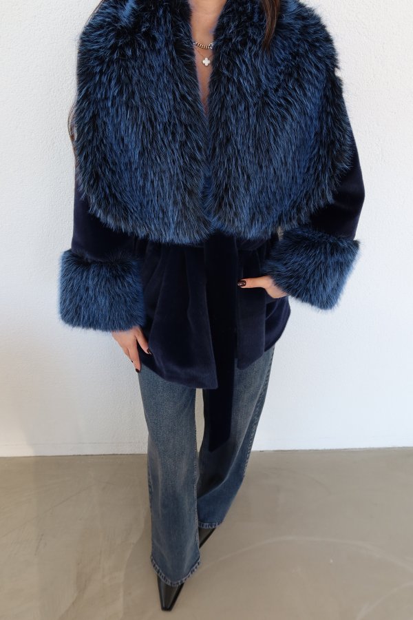 Yakası ve Kolları Kürklü Peluş Kaban