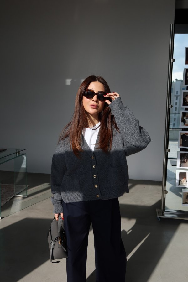 V Yaka Gold Düğmeli Çift Cepli Hırka