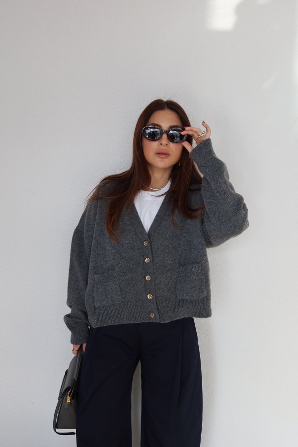 V Yaka Gold Düğmeli Çift Cepli Hırka