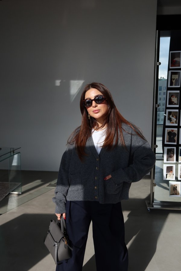 V Yaka Gold Düğmeli Çift Cepli Hırka