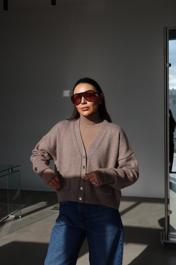 V Yaka Gold Düğmeli Çift Cepli Hırka