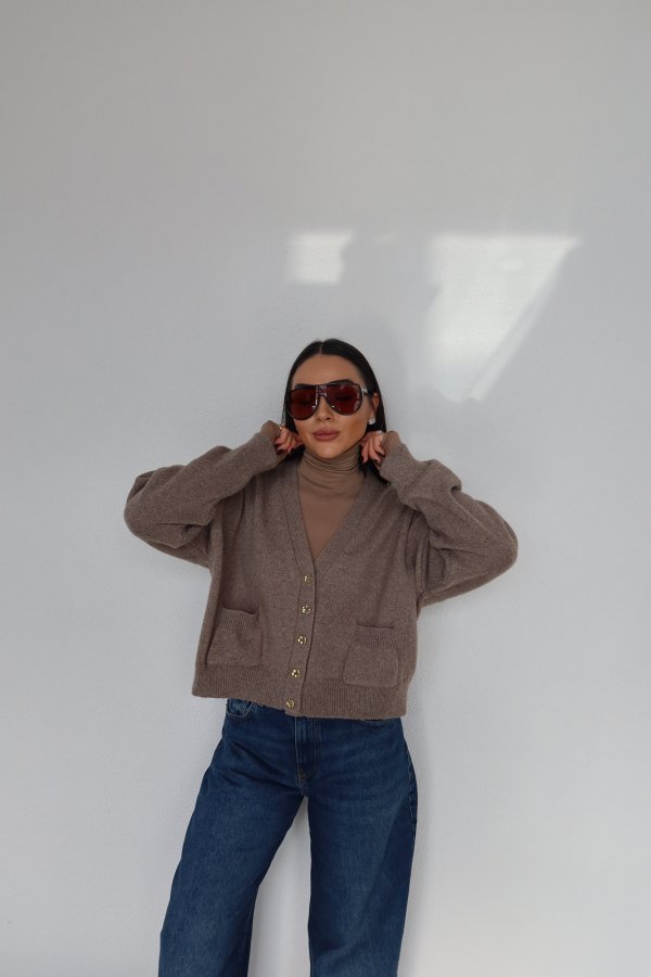 V Yaka Gold Düğmeli Çift Cepli Hırka