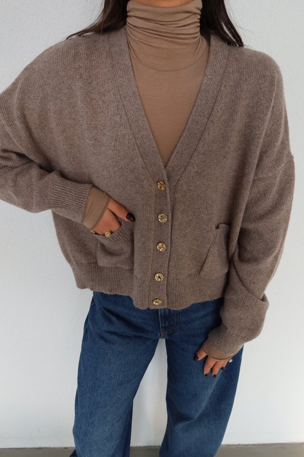 V Yaka Gold Düğmeli Çift Cepli Hırka