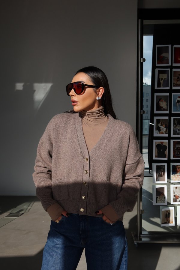 V Yaka Gold Düğmeli Çift Cepli Hırka