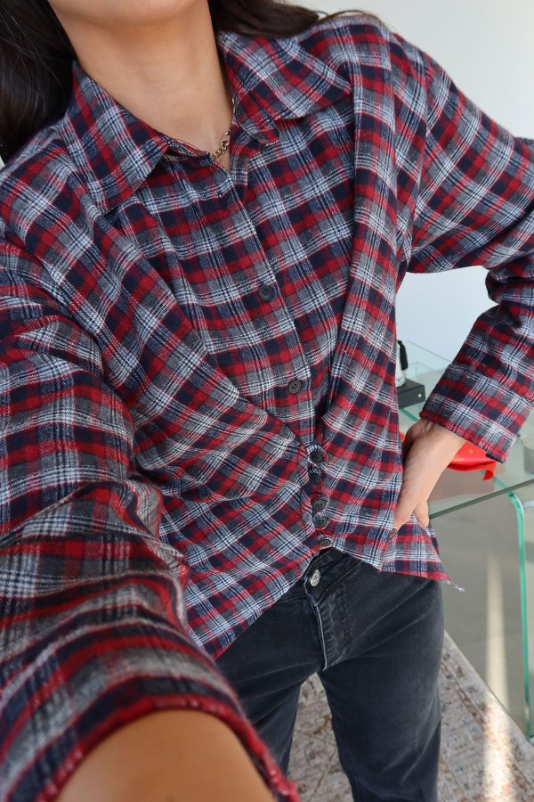 Omuzu Vatkalı Ön Kısmı Asimetrik Beli Bağlamalı Gömlek