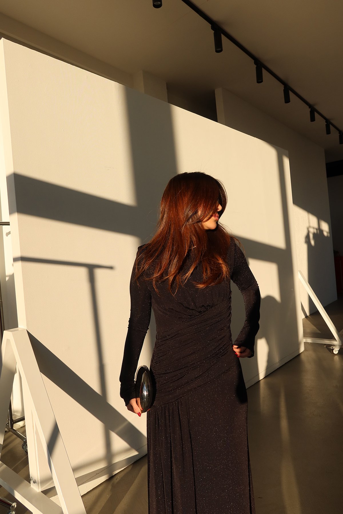 Omuzu Vatkalı Beli Büzgülü Maxi Elbise