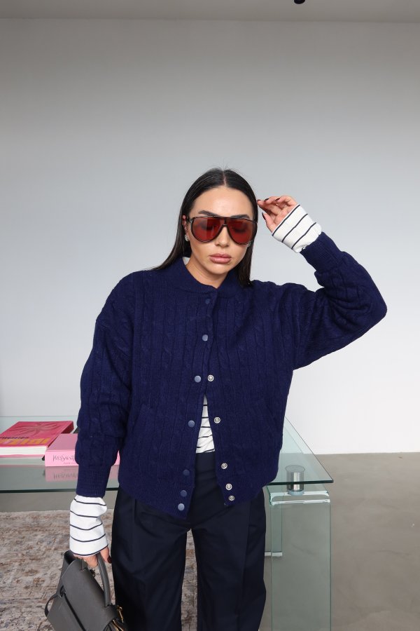 Saç Örgü Çıtçıtlı Yün Hırka