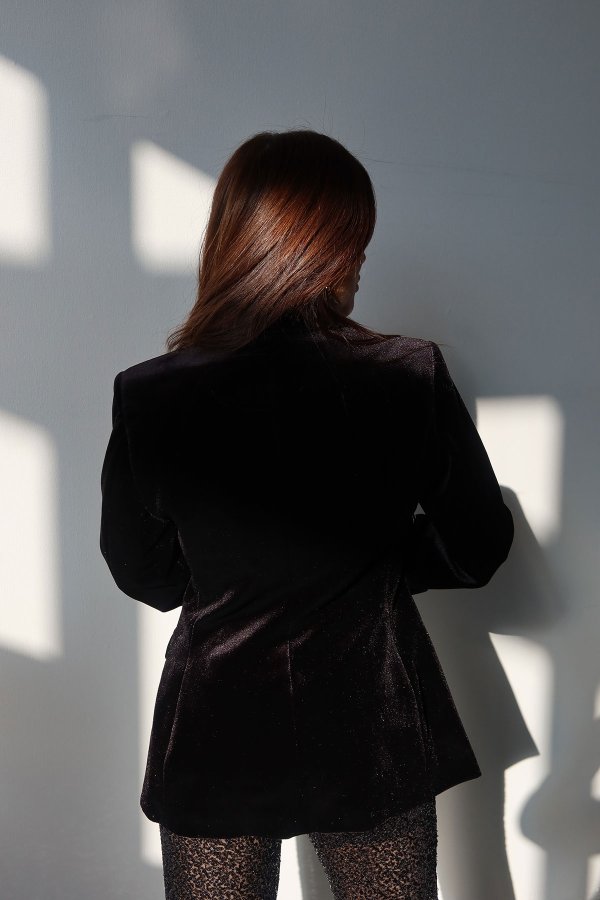 Omuzu Vatkalı Tek Düğmeli Kadife Ceket