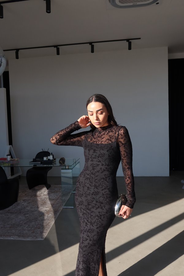 Çiçek İşlemeli Yanı Yırtmaçlı Maxi Elbise