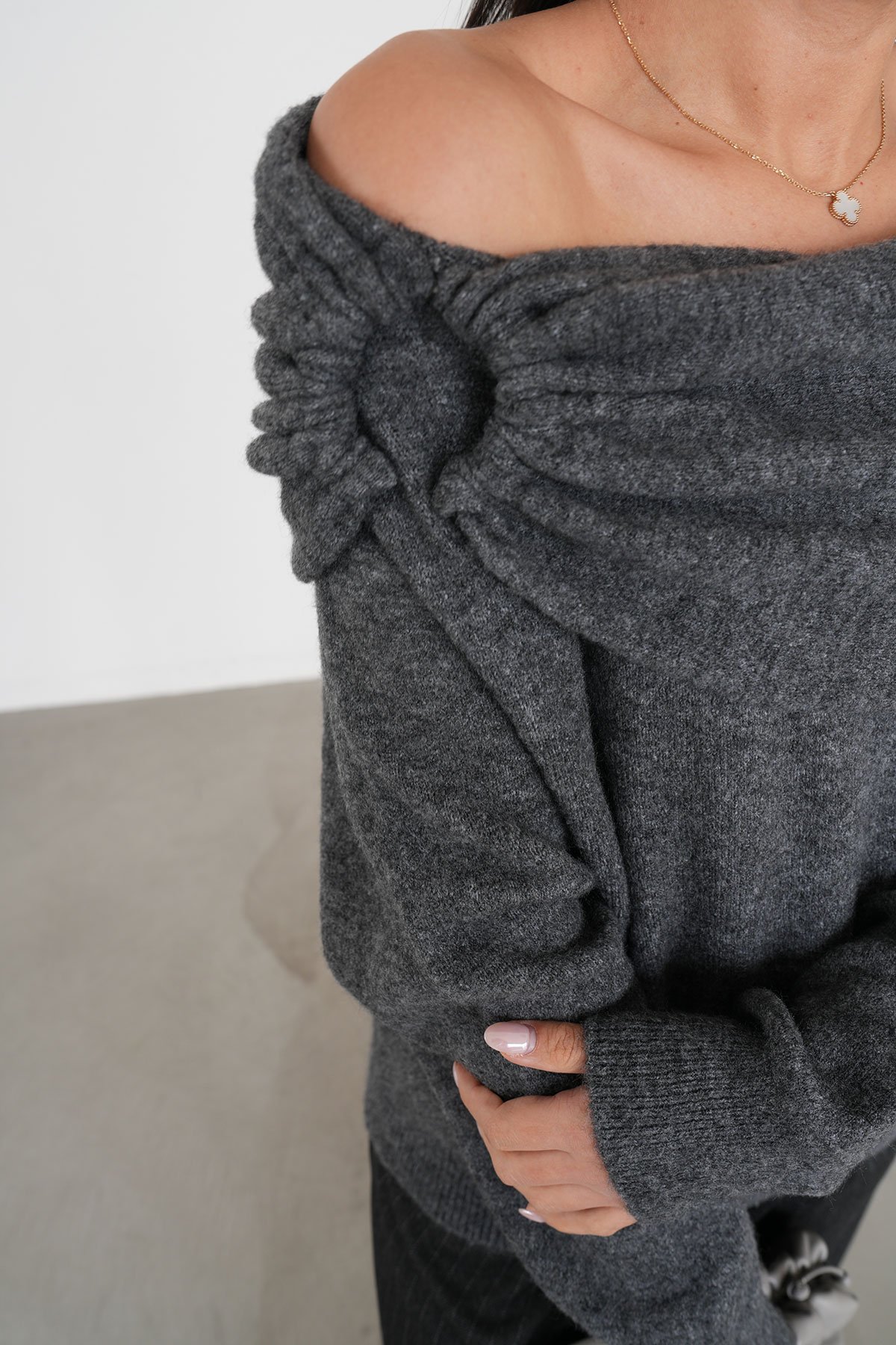 Kayık Yaka Triko Kazak