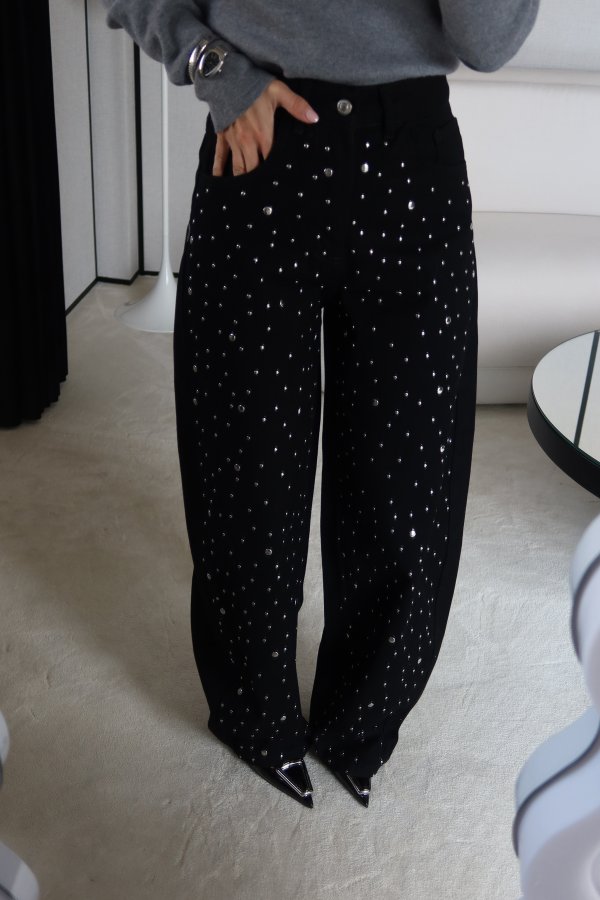 Ön kısmı Zımba Çakımlı Geniş Kalıp Jean