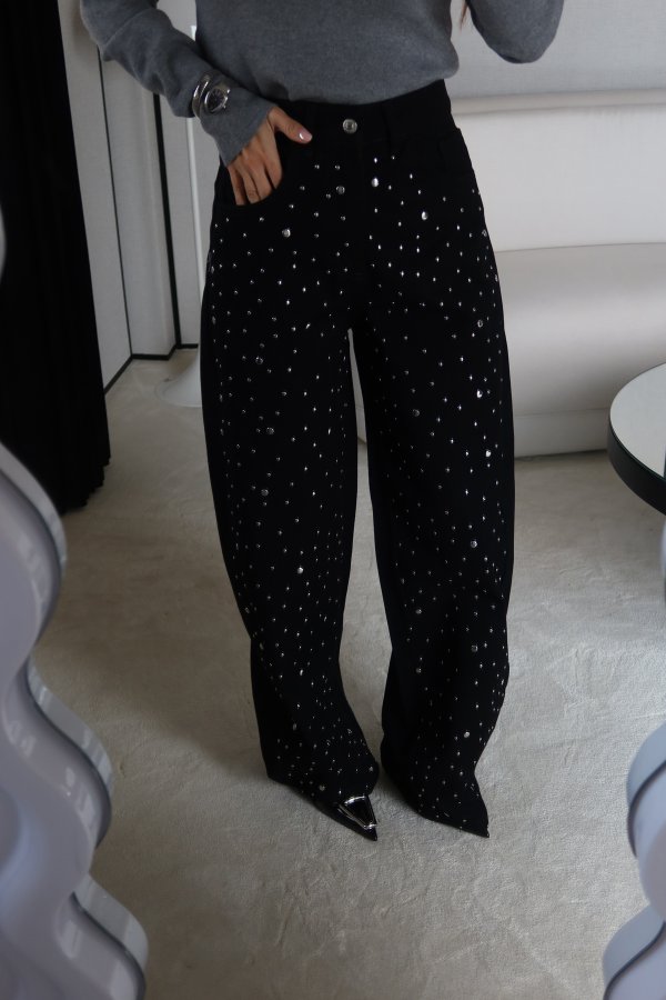 Ön kısmı Zımba Çakımlı Geniş Kalıp Jean