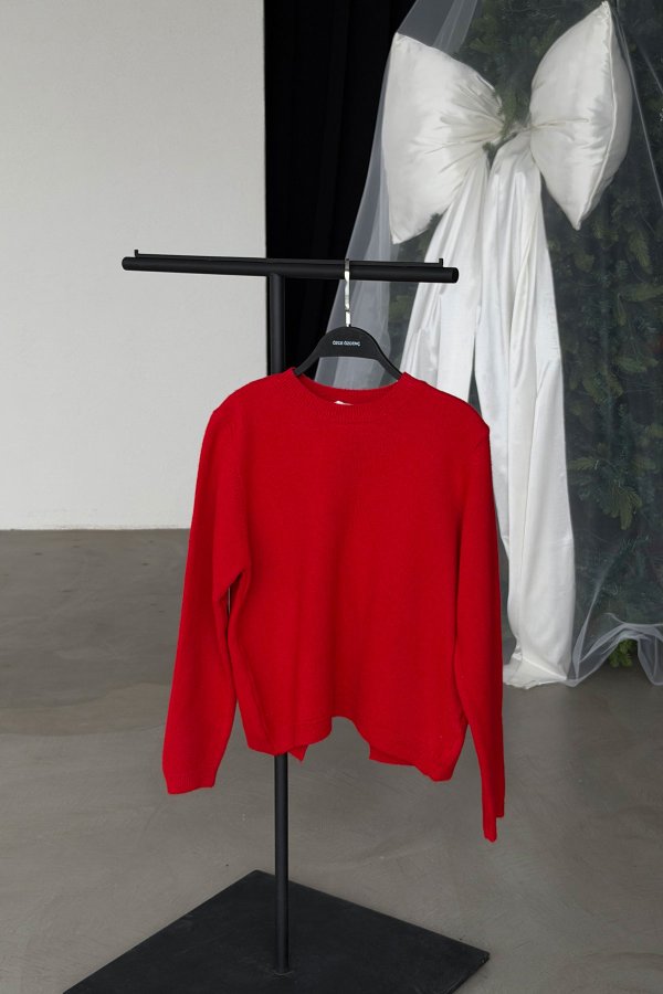 Sırt Dekolteli Pullu Fiyonklu Yün Kazak