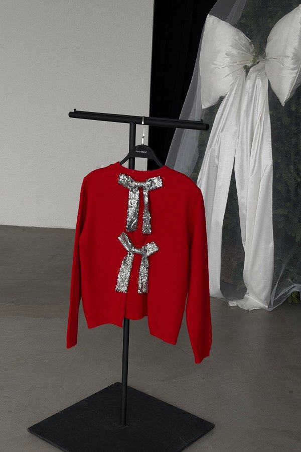 Sırt Dekolteli Pullu Fiyonklu Yün Kazak