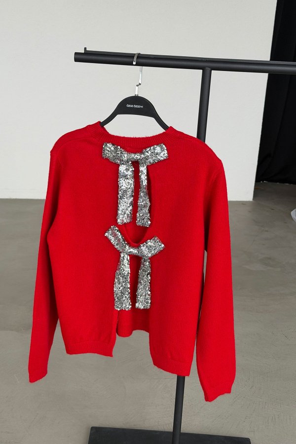 Sırt Dekolteli Pullu Fiyonklu Yün Kazak