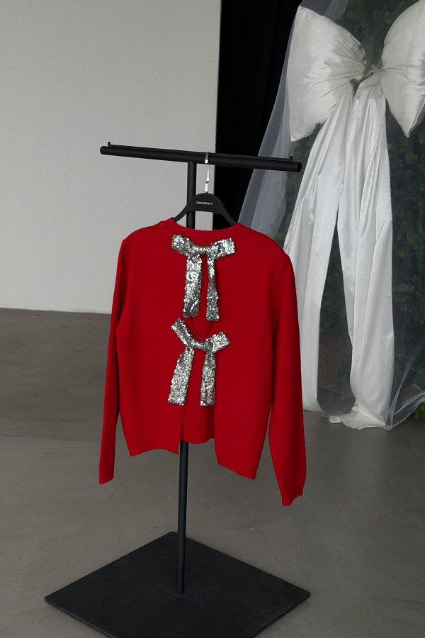 Sırt Dekolteli Pullu Fiyonklu Yün Kazak