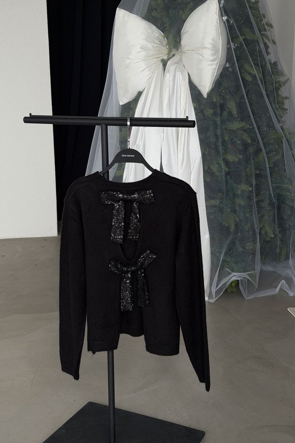 Sırt Dekolteli Pullu Fiyonklu Yün Kazak