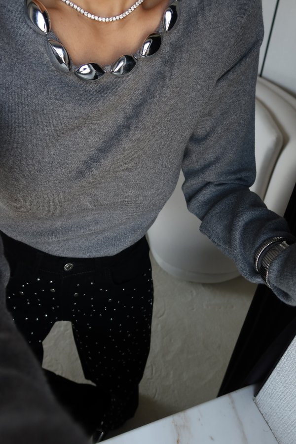 Yakası Boncuklu Altı Asimetrik Triko