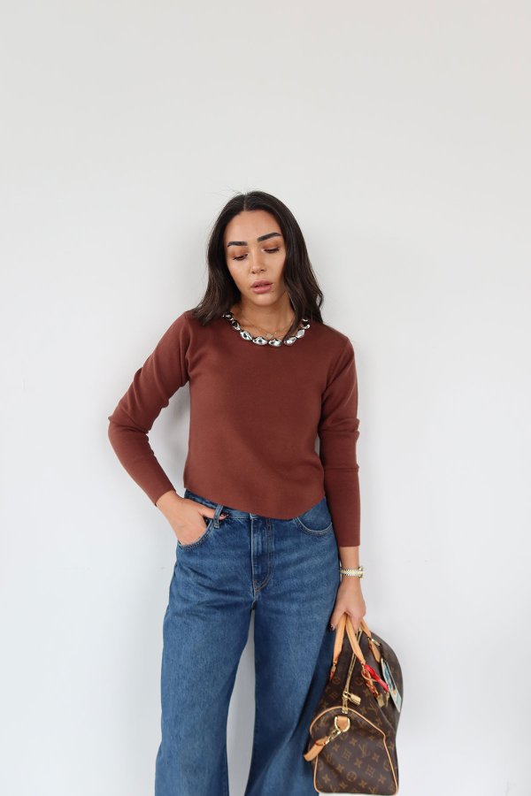 Yakası Boncuklu Altı Asimetrik Triko