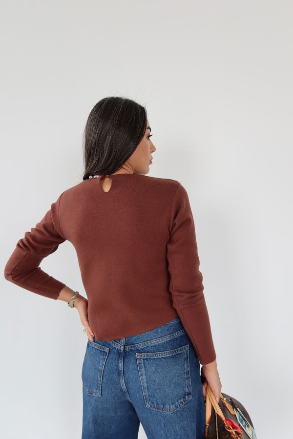 Yakası Boncuklu Altı Asimetrik Triko