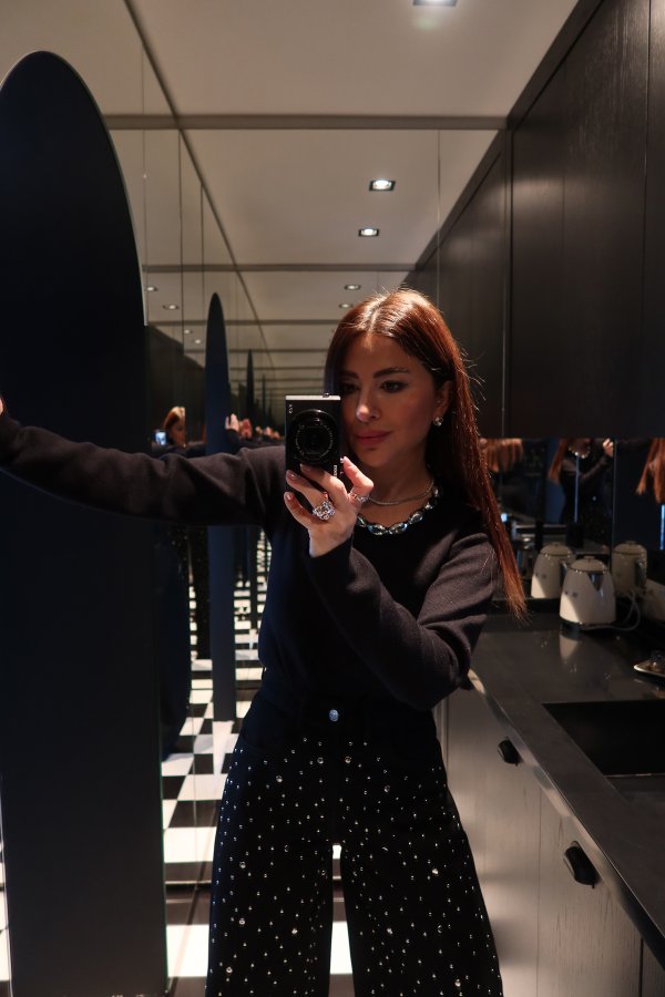 Yakası Boncuklu Altı Asimetrik Triko