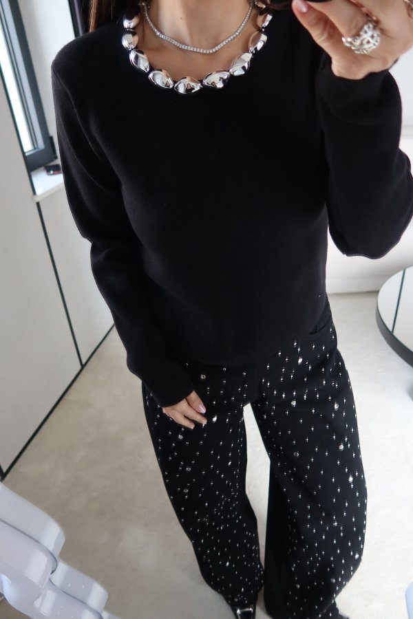 Yakası Boncuklu Altı Asimetrik Triko