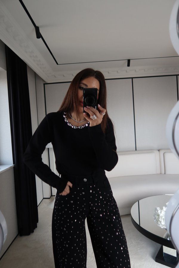 Yakası Boncuklu Altı Asimetrik Triko