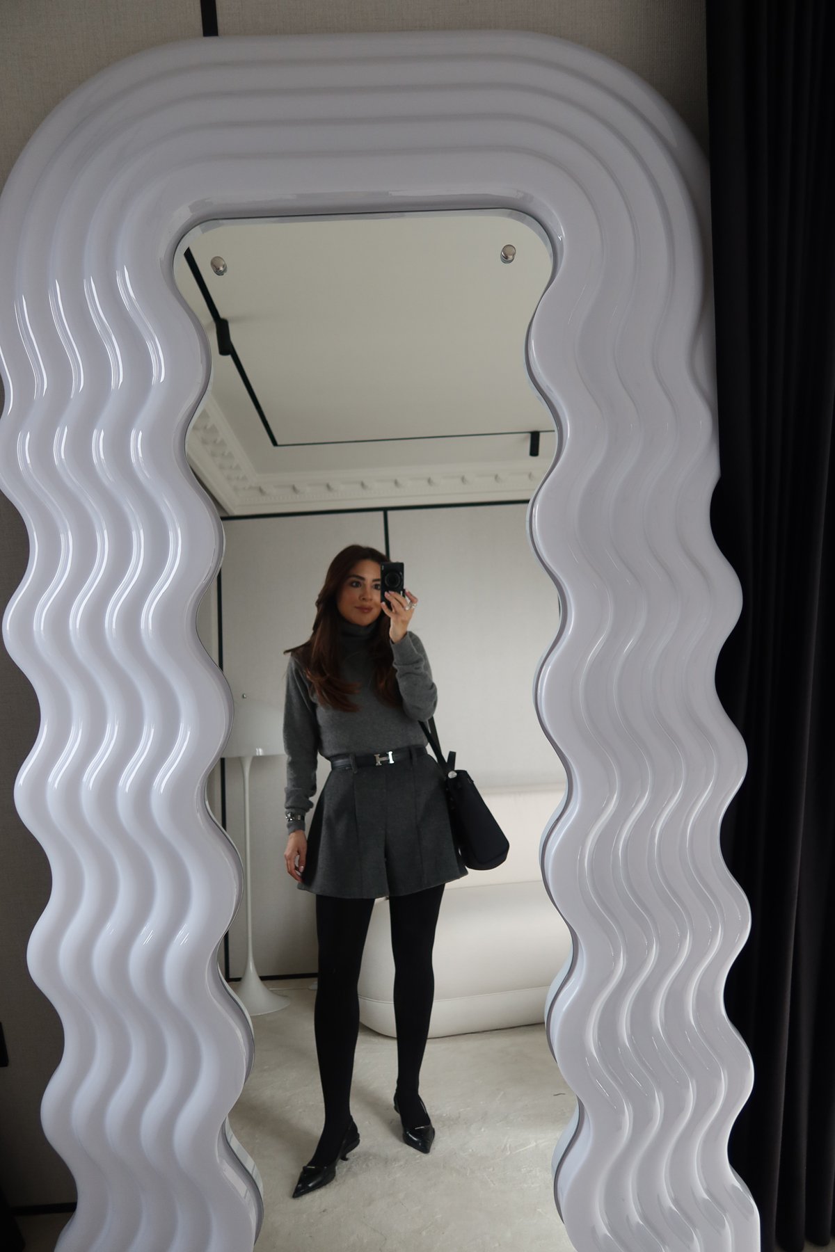 Deri Kemerli Kaşe Yün Şort