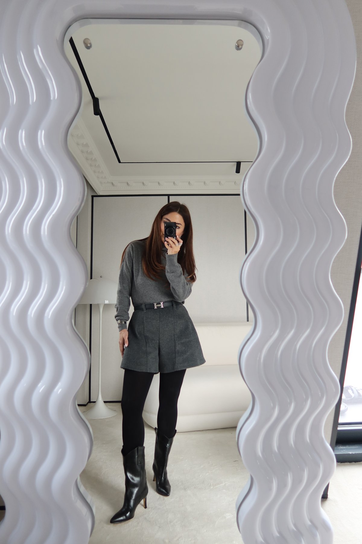 Deri Kemerli Kaşe Yün Şort