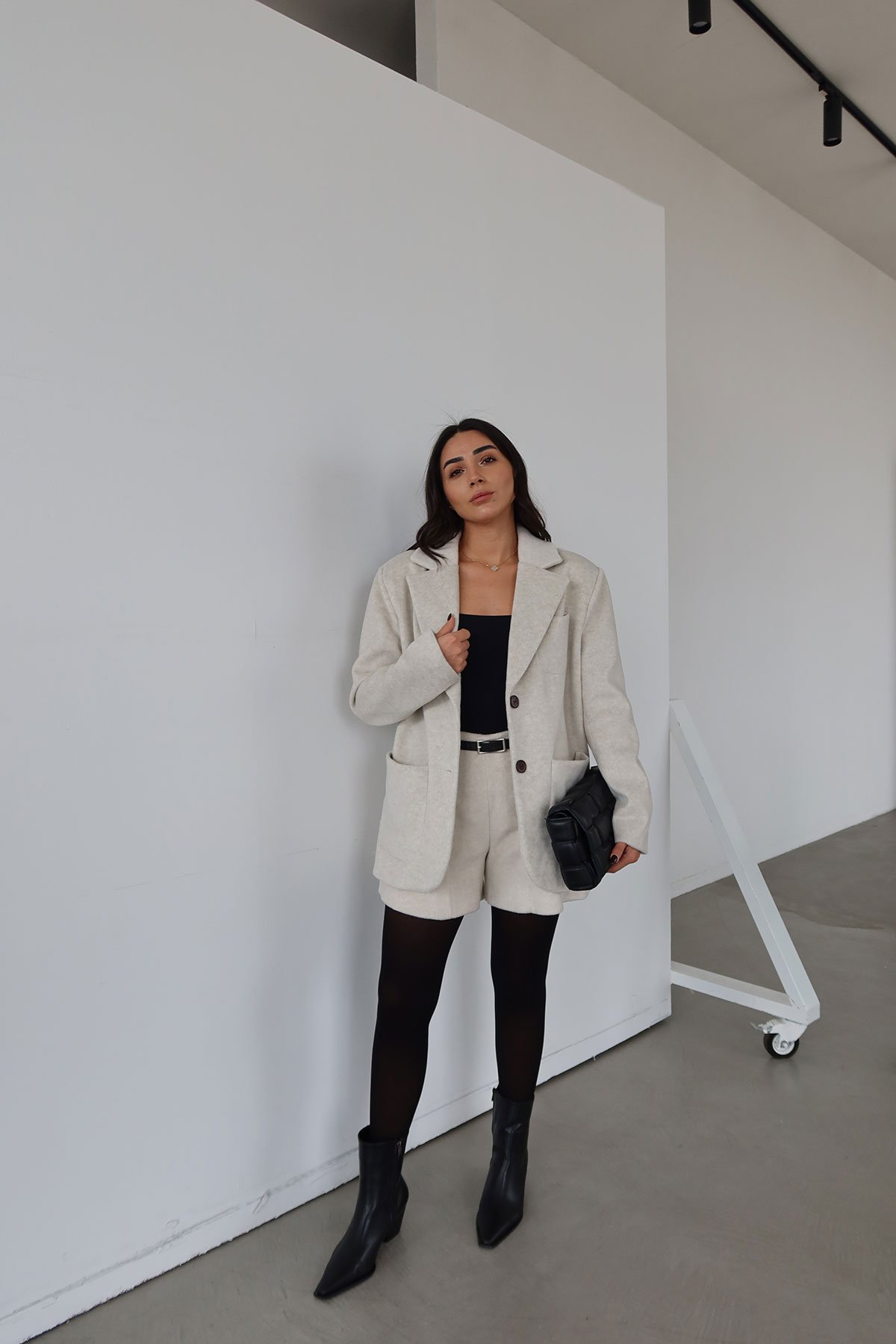 Deri Kemerli Kaşe Yün Şort