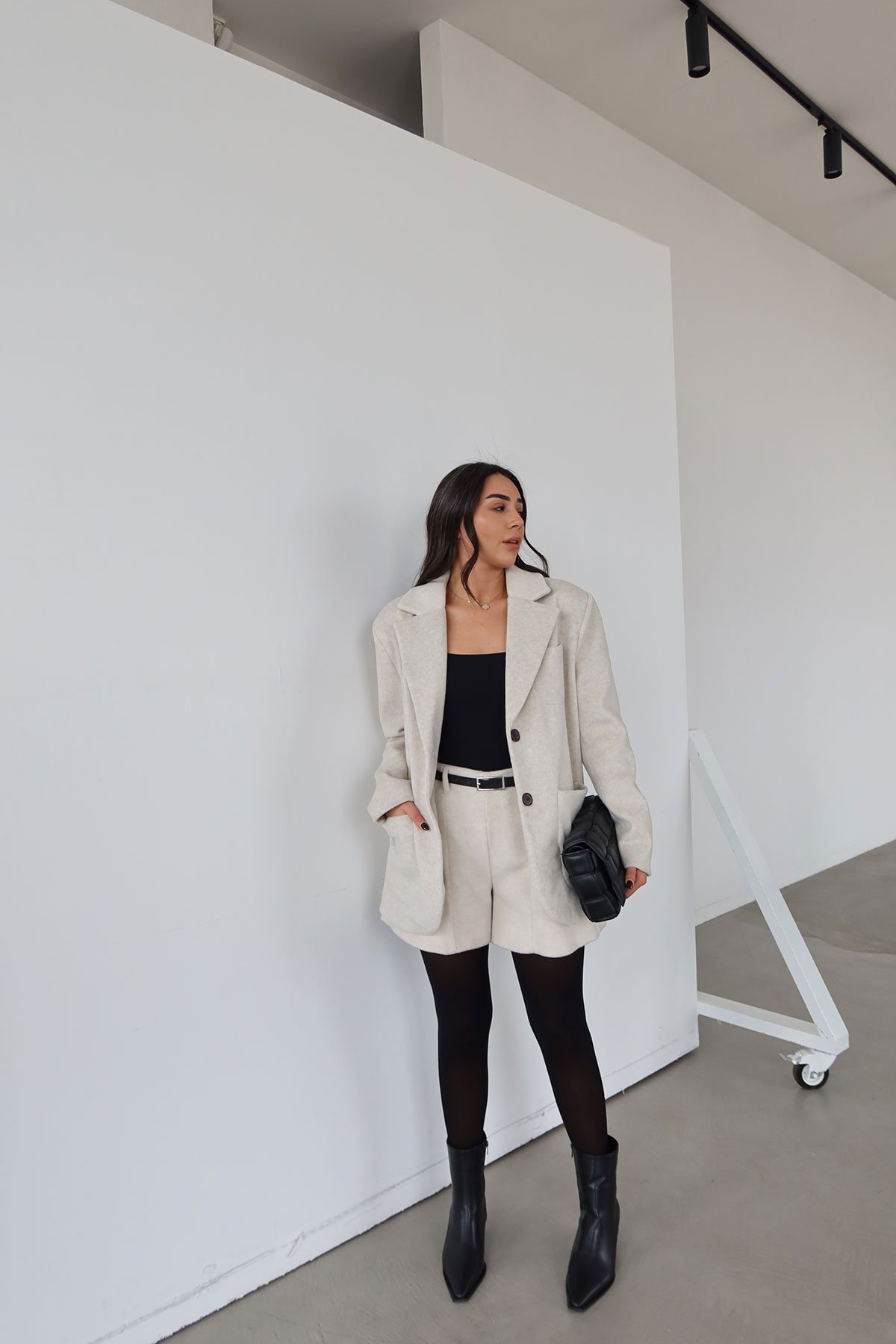 Deri Kemerli Kaşe Yün Şort