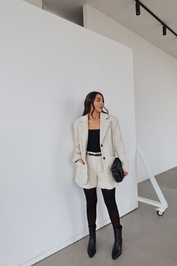 Deri Kemerli Kaşe Yün Şort