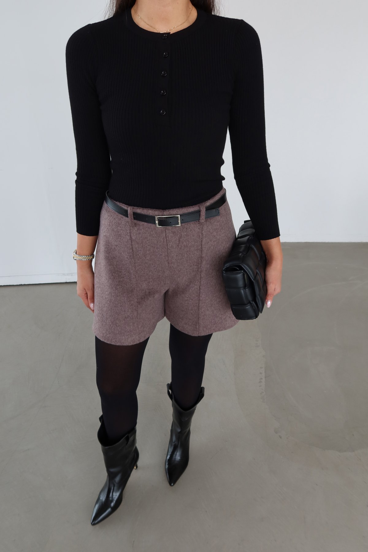 Deri Kemerli Kaşe Yün Şort