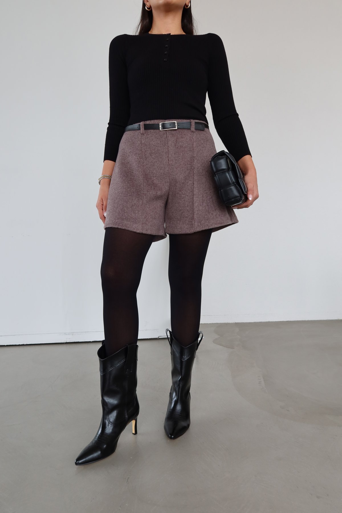Deri Kemerli Kaşe Yün Şort